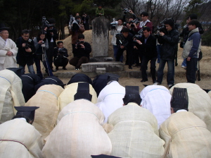 정 장군 묘소 참배. 치열한 취재경쟁을 벌이는 이 모습은 북관대첩비의 북측 인도에 특별한 현대사적 의미를 두고 싶은 국민의 마음이기도 하다. 